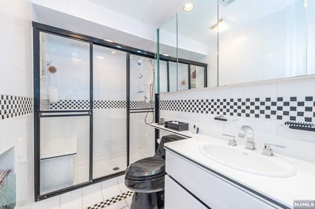 156 Lee St, Elmwood Park NJ  07407-2211 exterior