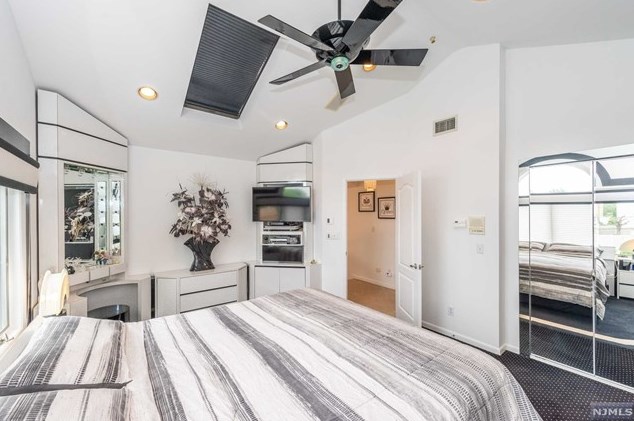 156 Lee St, Elmwood Park NJ  07407-2211 exterior