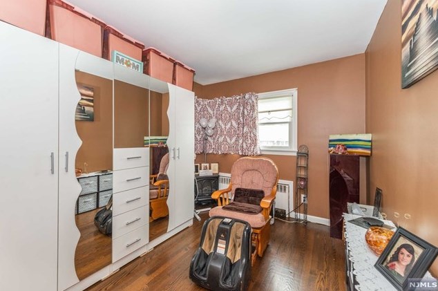 156 Lee St, Elmwood Park NJ  07407-2211 exterior