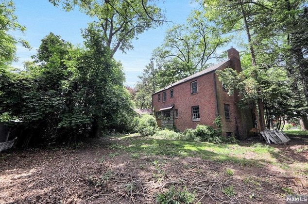 1179 Kensington Rd, Teaneck NJ 07666-2717 exterior