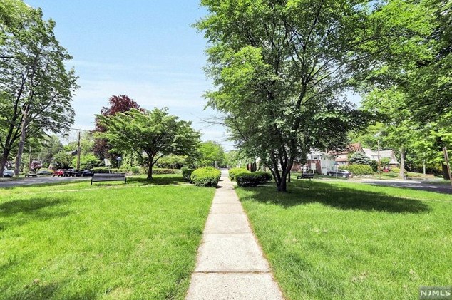 1179 Kensington Rd, Teaneck NJ 07666-2717 exterior