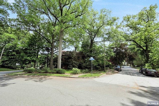 1179 Kensington Rd, Teaneck NJ 07666-2717 exterior