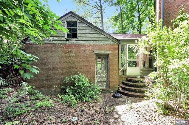 1179 Kensington Rd, Teaneck NJ 07666-2717 exterior