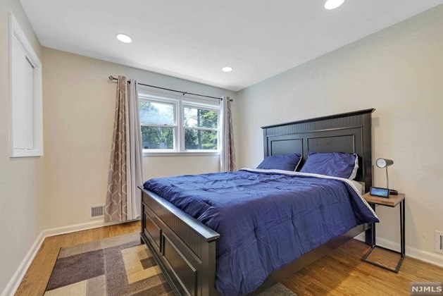 35 Galway Pl, Teaneck NJ 07666-3607 exterior