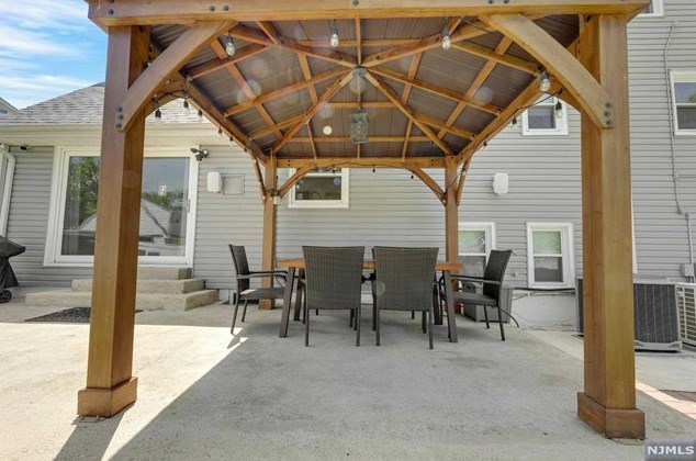 35 Galway Pl, Teaneck NJ 07666-3607 exterior