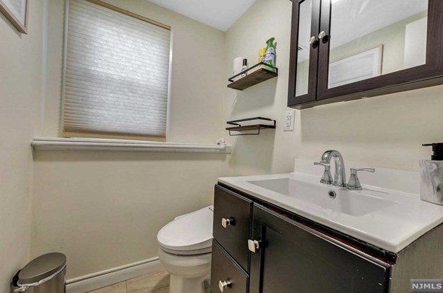 35 Galway Pl, Teaneck NJ 07666-3607 exterior