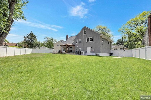 35 Galway Pl, Teaneck NJ 07666-3607 exterior