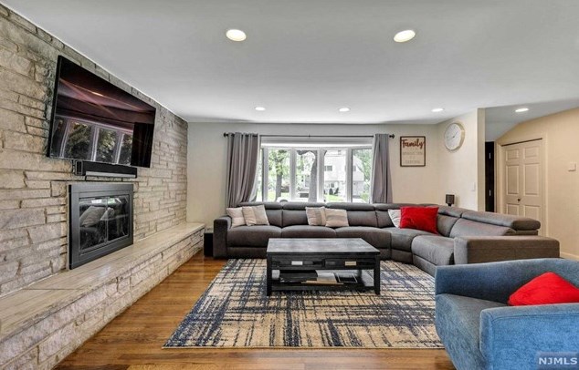 35 Galway Pl, Teaneck NJ 07666-3607 exterior