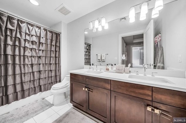 23 Cambridge Way, Union City NJ  07086-6660 exterior