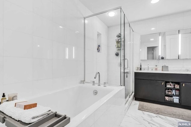 23 Cambridge Way, Union City NJ  07086-6660 exterior