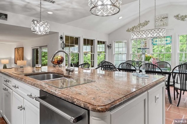 8 Elkton Ter, East Hanover NJ 07936-2526 exterior