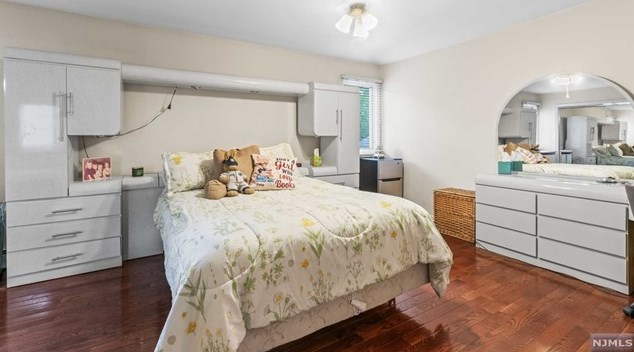 8 Elkton Ter, East Hanover NJ 07936-2526 exterior