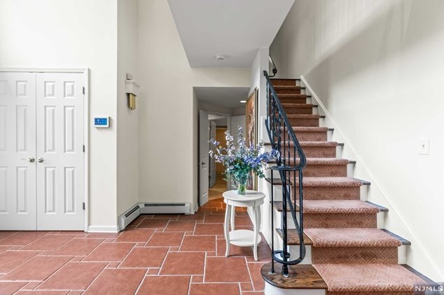 8 Elkton Ter, East Hanover NJ 07936-2526 exterior