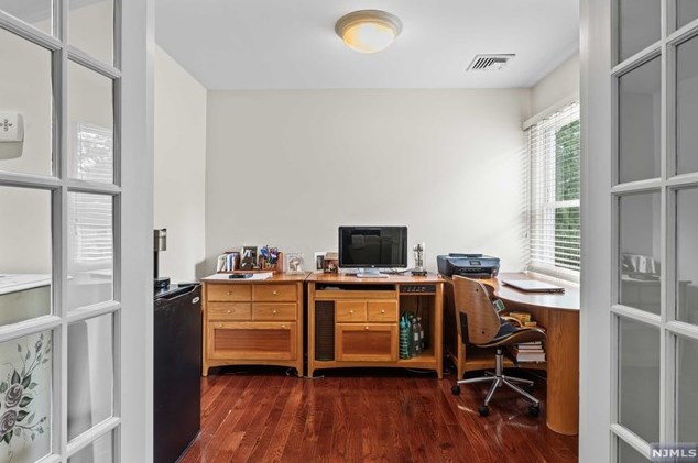 8 Elkton Ter, East Hanover NJ 07936-2526 exterior