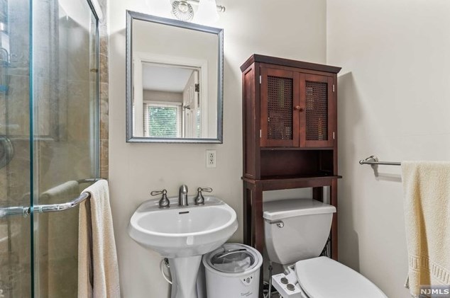 8 Elkton Ter, East Hanover NJ 07936-2526 exterior