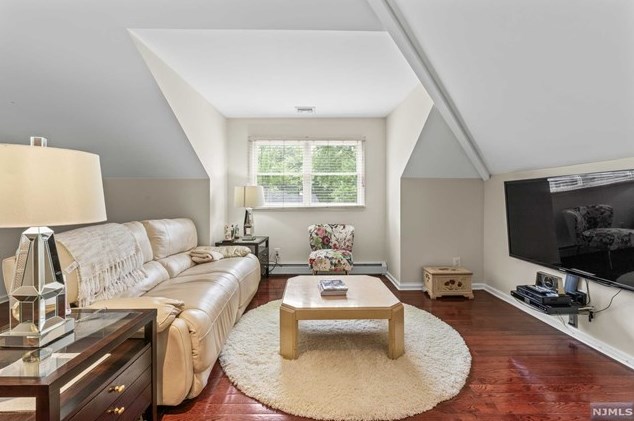 8 Elkton Ter, East Hanover NJ 07936-2526 exterior