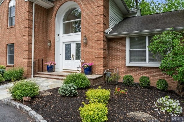 8 Elkton Ter, East Hanover NJ 07936-2526 exterior