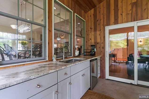 8 Elkton Ter, East Hanover NJ 07936-2526 exterior