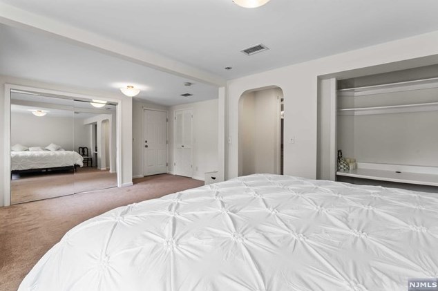 8 Elkton Ter, East Hanover NJ 07936-2526 exterior