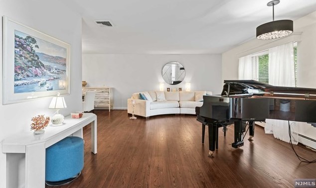 8 Elkton Ter, East Hanover NJ 07936-2526 exterior