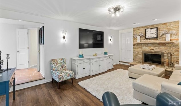 8 Elkton Ter, East Hanover NJ 07936-2526 exterior