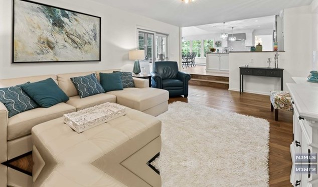 8 Elkton Ter, East Hanover NJ 07936-2526 exterior