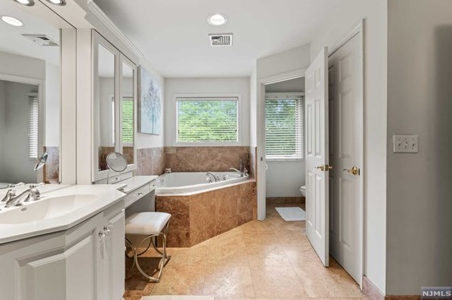 8 Elkton Ter, East Hanover NJ 07936-2526 exterior