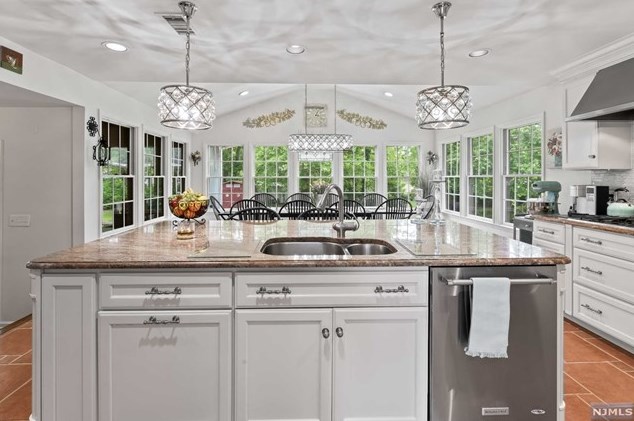 8 Elkton Ter, East Hanover NJ 07936-2526 exterior