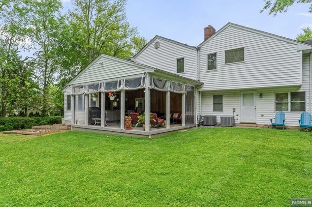 8 Elkton Ter, East Hanover NJ 07936-2526 exterior