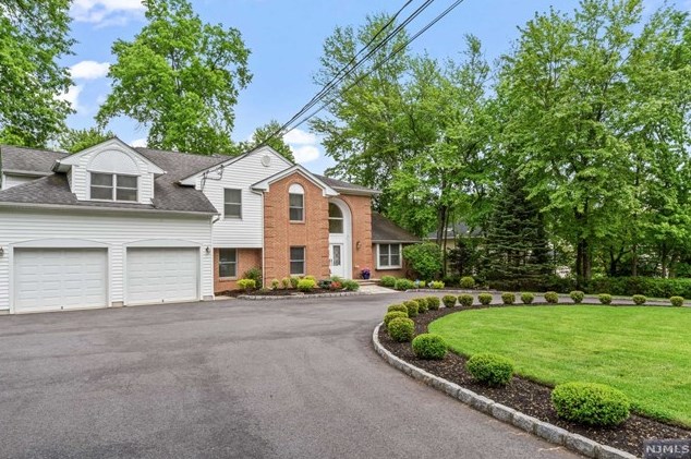 8 Elkton Ter, East Hanover NJ 07936-2526 exterior