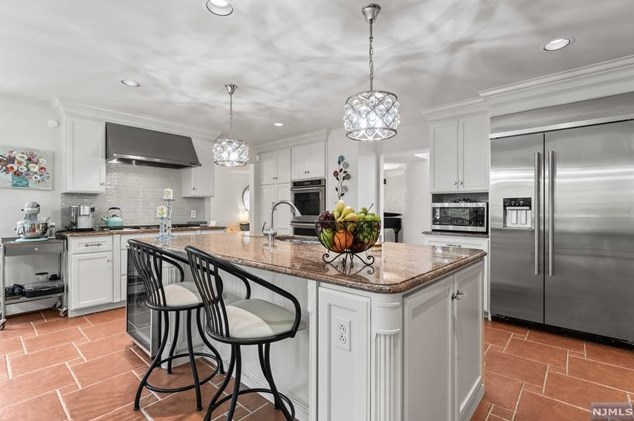 8 Elkton Ter, East Hanover NJ 07936-2526 exterior