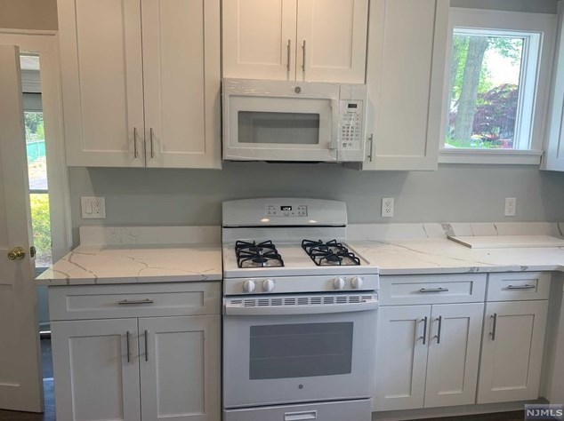 121 Franklin Tpke, Waldwick NJ  07463-1816 exterior