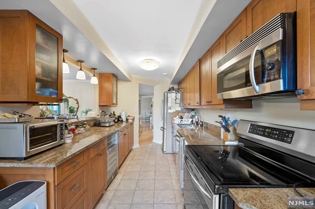 305 Williams Ct, Edgewater NJ 07020-1613 exterior