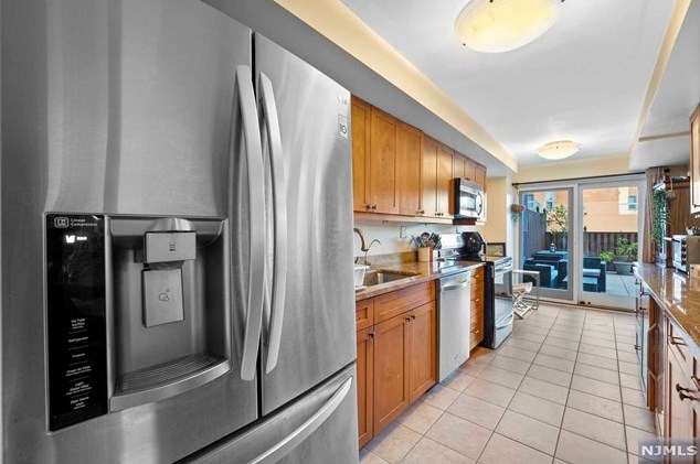 305 Williams Ct, Edgewater NJ 07020-1613 exterior