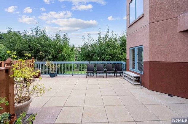 305 Williams Ct, Edgewater NJ 07020-1613 exterior