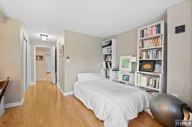 305 Williams Ct, Edgewater NJ 07020-1613 exterior