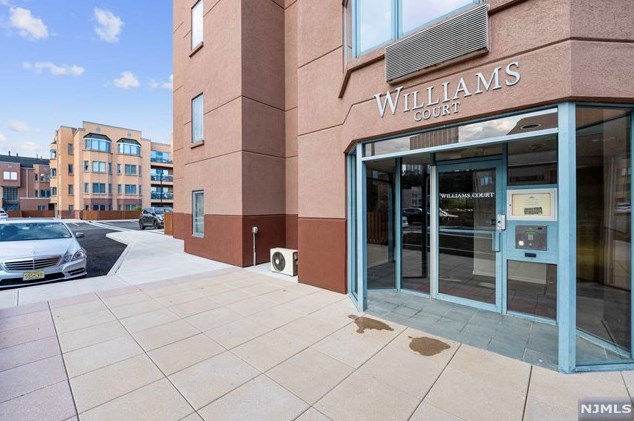 305 Williams Ct, Edgewater NJ 07020-1613 exterior