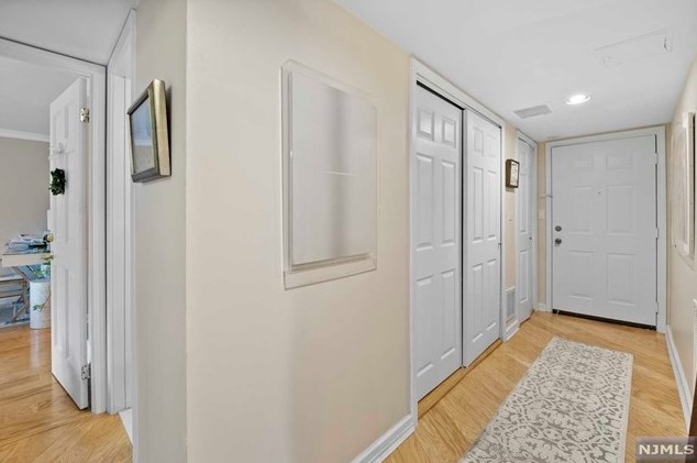 305 Williams Ct, Edgewater NJ 07020-1613 exterior