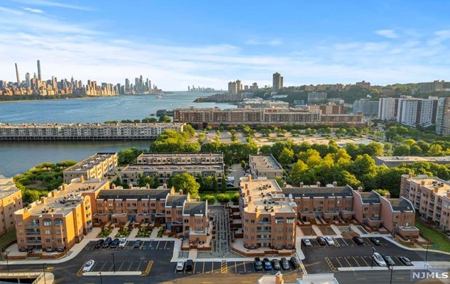 305 Williams Ct, Edgewater NJ 07020-1613 exterior