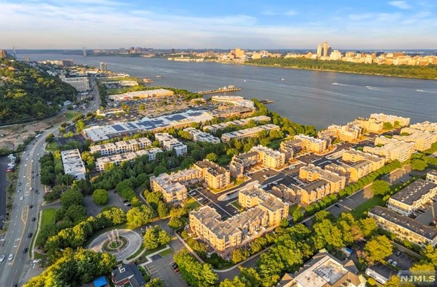 305 Williams Ct, Edgewater NJ 07020-1613 exterior