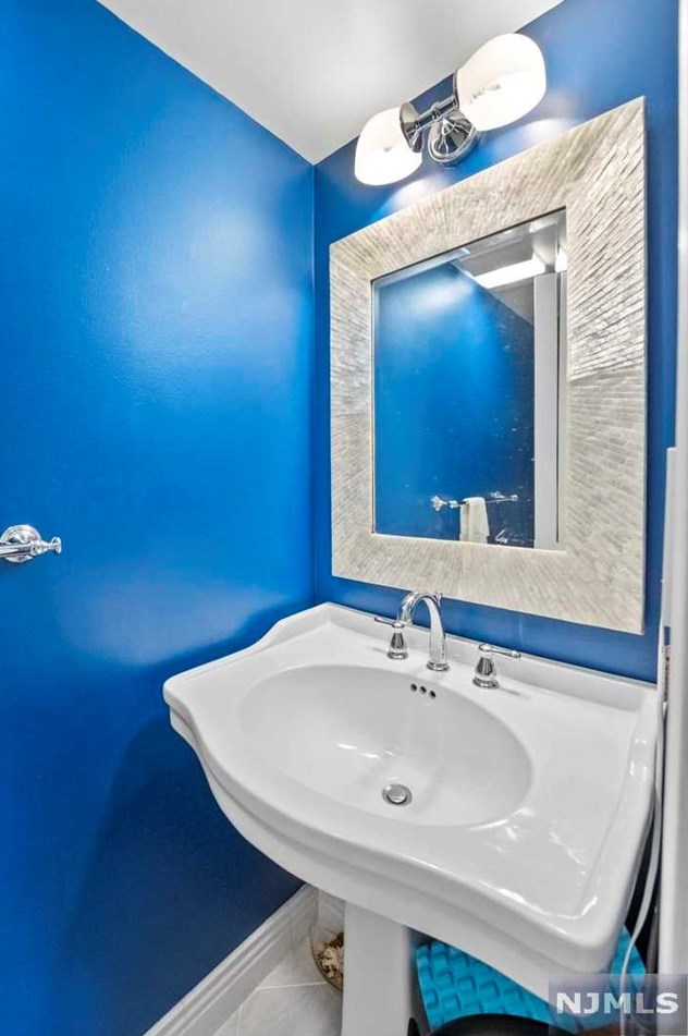 305 Williams Ct, Edgewater NJ 07020-1613 exterior