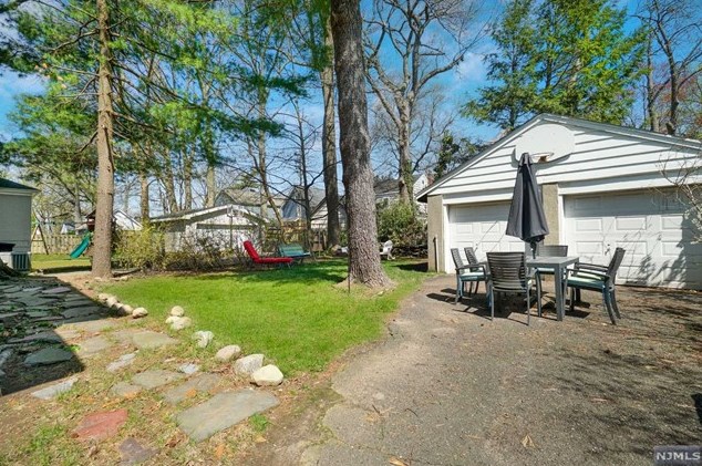 321 Griggs Ave, Teaneck NJ 07666-3101 exterior