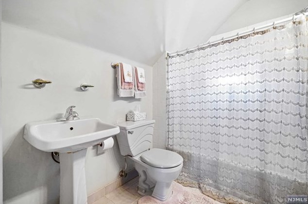 321 Griggs Ave, Teaneck NJ 07666-3101 exterior