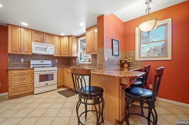 321 Griggs Ave, Teaneck NJ 07666-3101 exterior