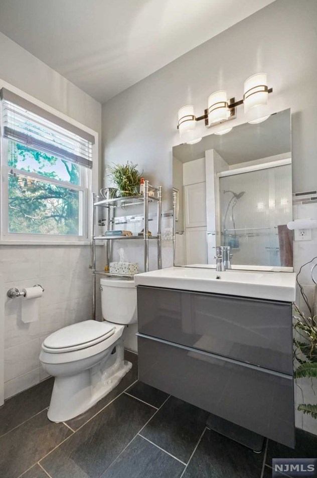 321 Griggs Ave, Teaneck NJ 07666-3101 exterior