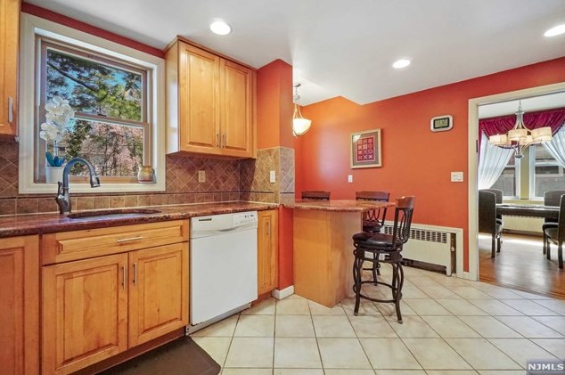 321 Griggs Ave, Teaneck NJ 07666-3101 exterior