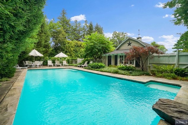 125 Oak St, Tenafly NJ 07670-3013 exterior