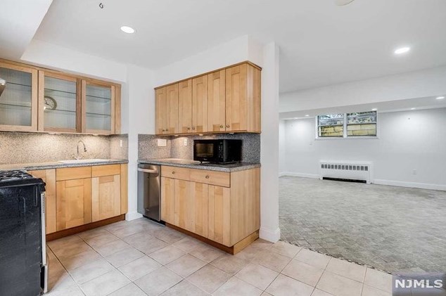 2350 5 St, West Fort Lee NJ 07024-7812 exterior