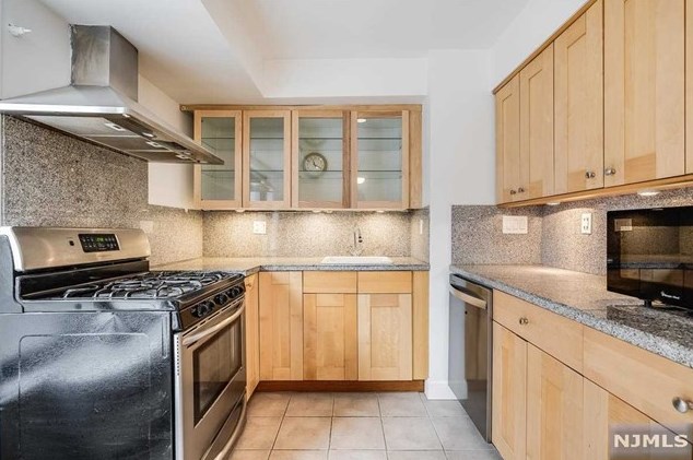 2350 5 St, West Fort Lee NJ 07024-7812 exterior