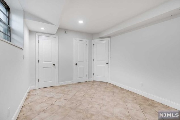 2350 5 St, West Fort Lee NJ 07024-7812 exterior